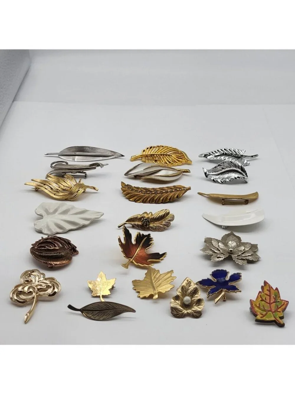 Fab Vintage Brooch pin lot leaf feather leaves some signed 22 piece Boho